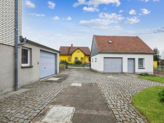 Außenansicht Garage 1 (l) &amp; Garage 2 (r)