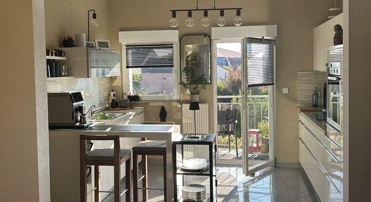 Küche mit Zugang auf Balkon