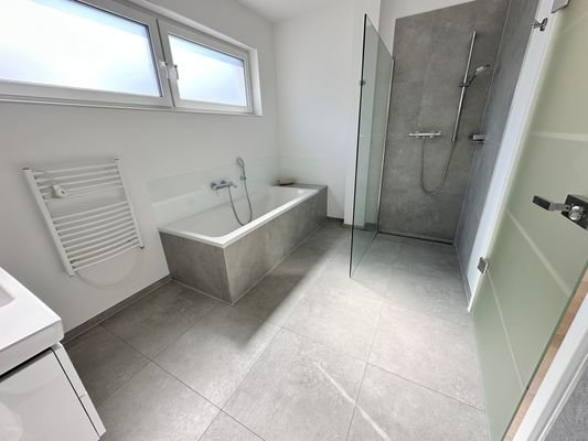 14. Badezimmer mit Dusche und Wanne