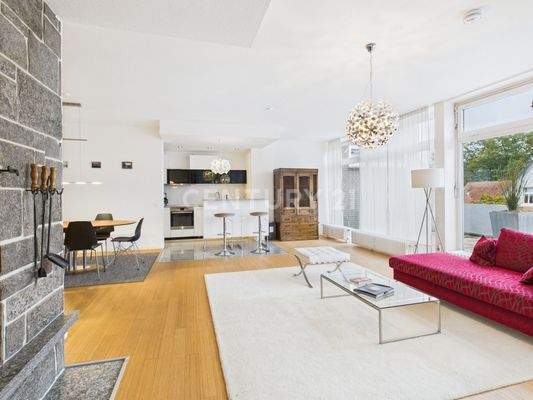 Wohnbereich mit Blick auf die offene Küche