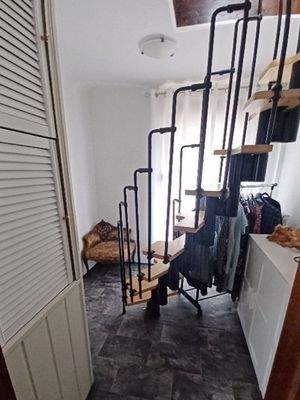 Schrankzimmer mit Treppe zum DG