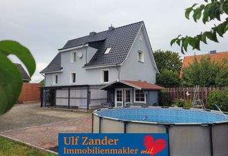 Einfamilienhaus mit Garage &amp; Carport