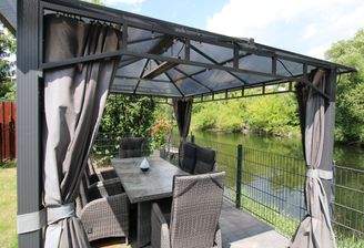 Pergola mit Bestuhlung