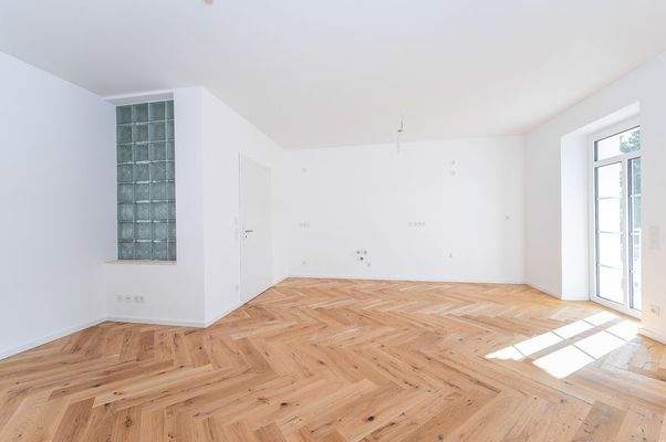 Wohnzimmer mit offener Küche