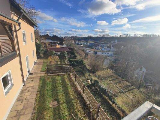 Terrasse und Blick auf die 3 Gartenebenen