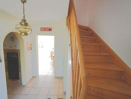 Formschöne Innentreppe in Echtholz in das OG