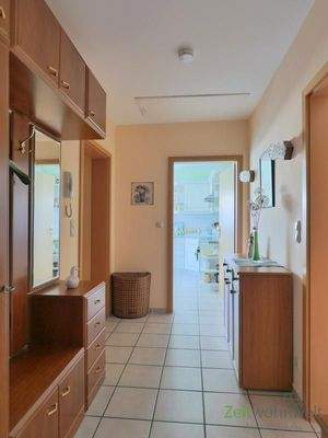 Wohnungsflur mit Garderobe