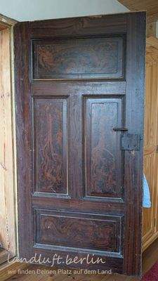 Alte Tür mit aufgemaltem Wurzelholzmuster.jpg