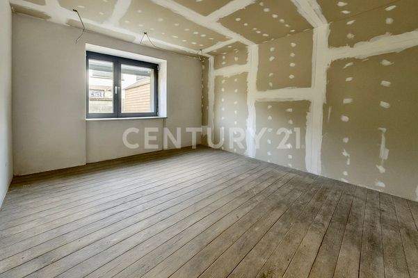 Helles Schlafzimmer mit großzügiger Fensterseite