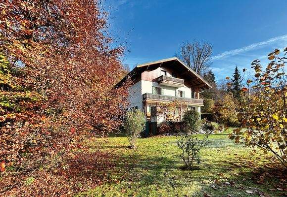 Hausansicht mit herbstlichen Traumgarten