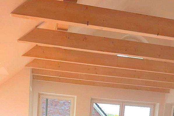 Offene Holzbalken Wohnbereich DG