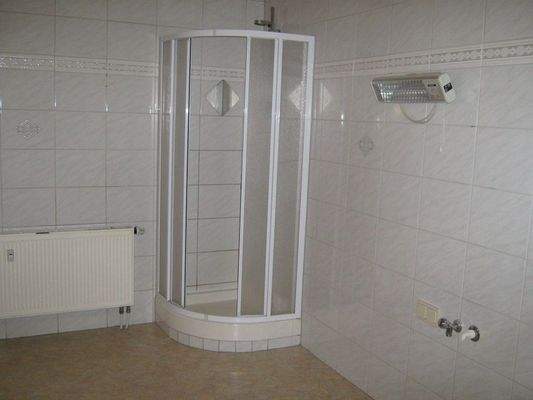 Bad mit Eckbadewanne  u. Dusche WE 161 m² + 5