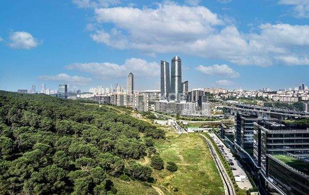 Spacious Flats with Pool and Security in İstanbul Sarıyer