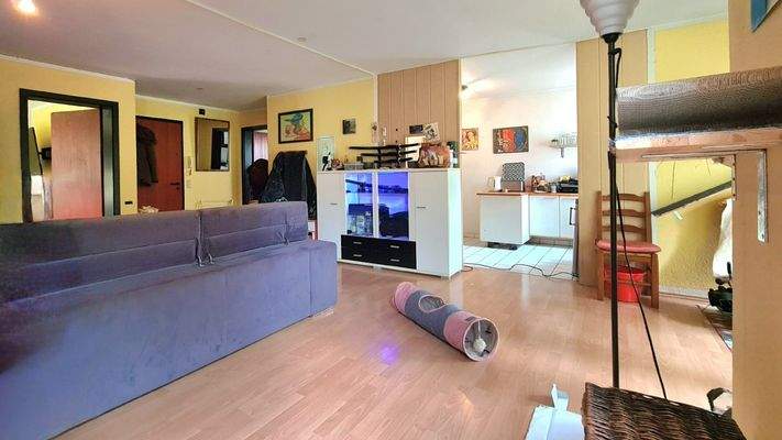 EH 1 - UG links - Wohnbereich mit Blick in die Küche