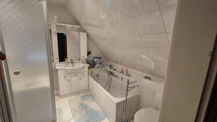 DG-Bad mit Dusche und Wanne