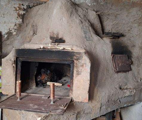 Teil der Außenküche - gemauerter Lehmbackofen