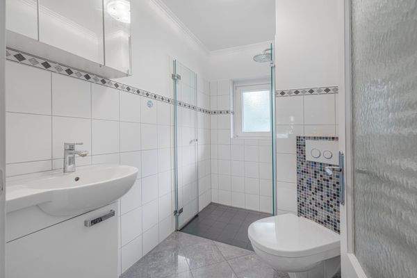 Badezimmer mit Dusche