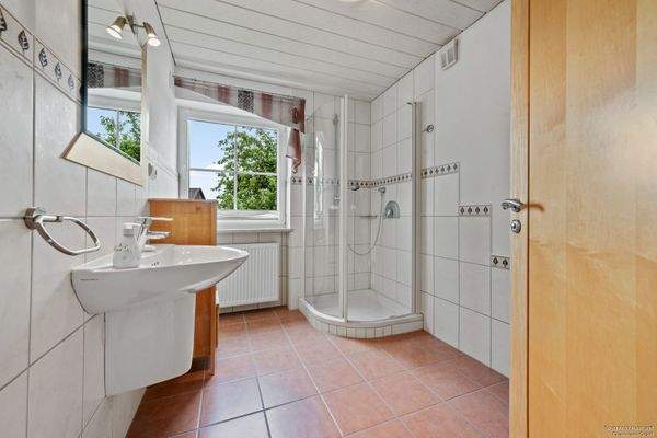 Stilvolles Badezimmer im Obergeschoss