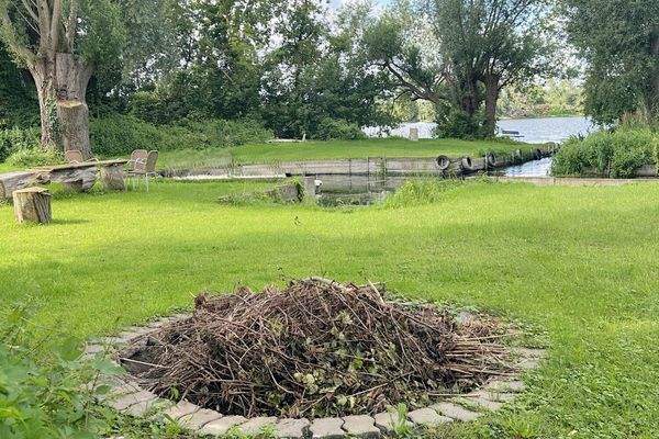 gemeinschaftliche Feuerstelle am Bootsanliegeplatz