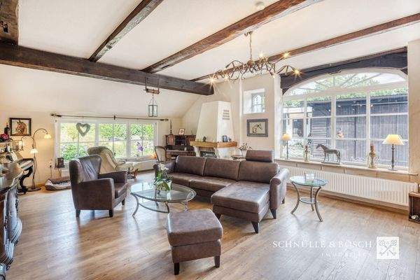 Das Wohnzimmer ist hell und freundlich gestaltet