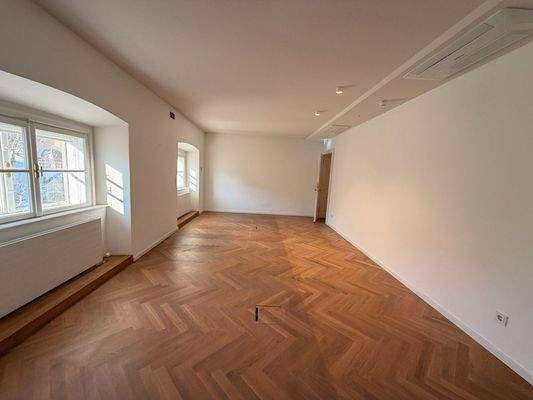 Heller Büroraum mit Parkett