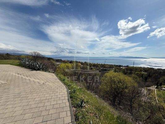 Hanglage mit unverbaubarem Meerblick