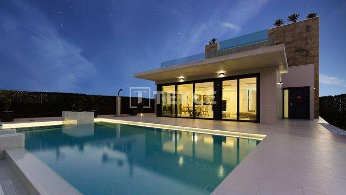 Fantastic Beach-side Detached Villas Located in Alicante