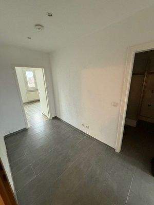 Heller Flur mit Türen