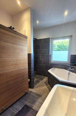 Bad mit Wanne und Dusche 2.jpg