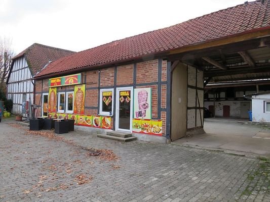 Parkplätze und Hofeinfahrt 