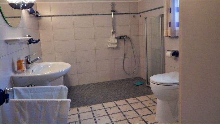 Bad OG m. bodengleicher Dusche