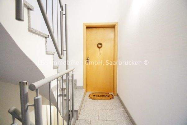 Treppenhaus + Wohnungstür
