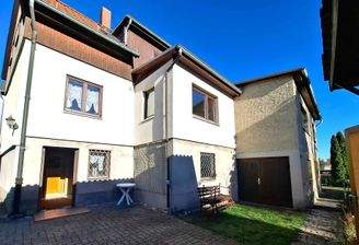 Vorderhaus und Nebehaus aus Blickwinkel Garage.jpg