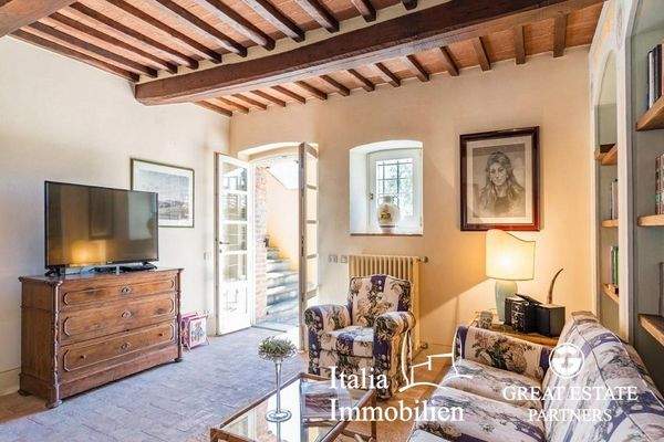 Schöne helle Villa in herrlicher Lage mit Türmchen, Pool, Weinberg und Olivenhain