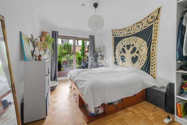 Schlafzimmer mit Balkonzugang