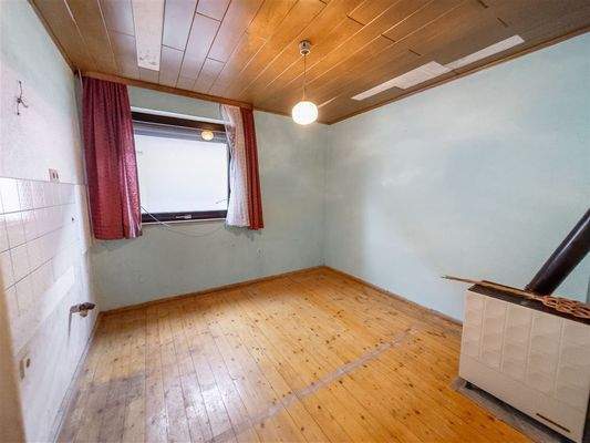 Kompakter Raum mit Ofen – ideal für ein Büro