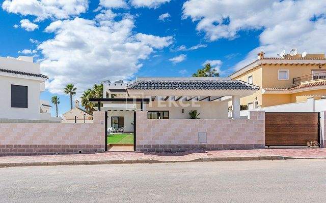 Elegant 3 Bedroom House with Pool and Solarium in Ciudad Quesada