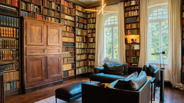 Bibliothek mit Kamin