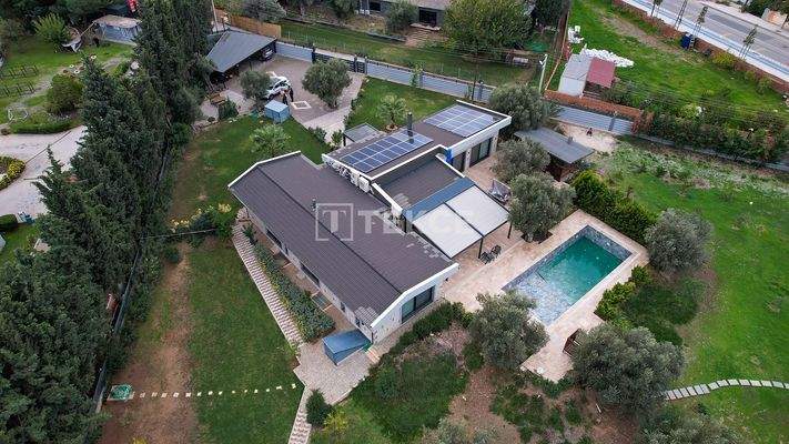 Villa with Pool on Large Plot Near the Coast in İzmir Güzelbahçe