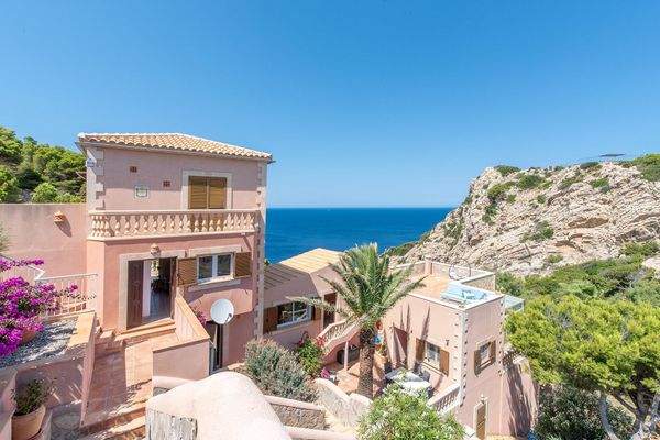 Genießen Sie den traumhaften Meerblick von jeder Ebene dieser gepflegten Villa