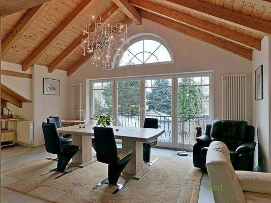 Esstisch an der Fensterfront