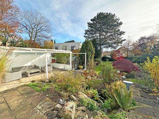 Wunderschöne, überdachte Terrasse mit Blick in den Garten