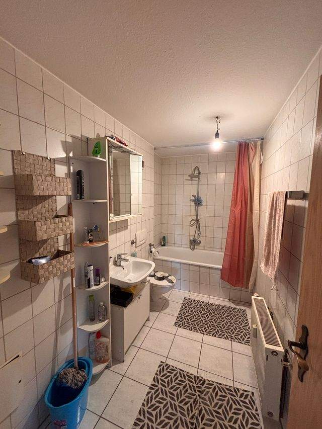 Helle 2-Zimmer-Dachgeschosswohnung mit Einbauküche in ruhiger Lage von Schmölln - Photo 2
