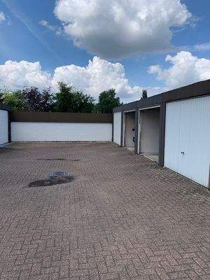 3 Einzelgaragen nebeneinander.jpg