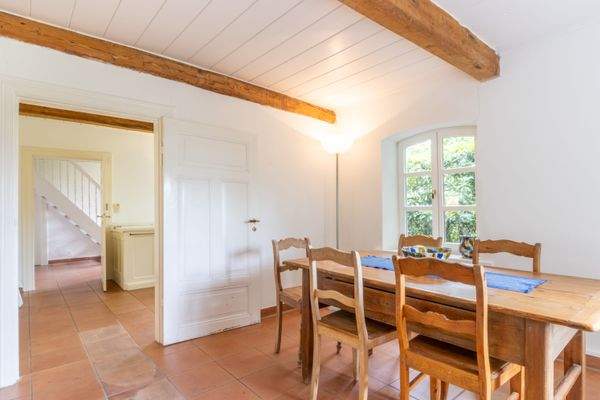 Essbereich mit Blick in die Küche