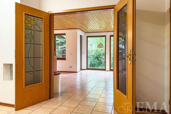 Flügeltür zum Wohnzimmer mit Bleiverglasung