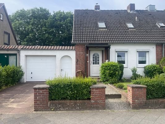 Gebäudeansicht mit Garage