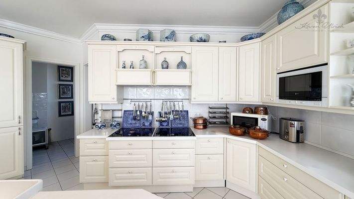 Küche mit Zugang  Vorrat und HWR