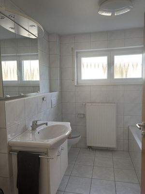 Bad mit Wanne und Dusche