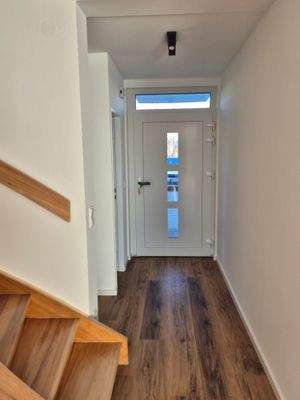 Heller Eingangsbereich m. Garderobe